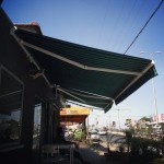 סוכך דופן שנפתח באמצעות מנוע חשמלי