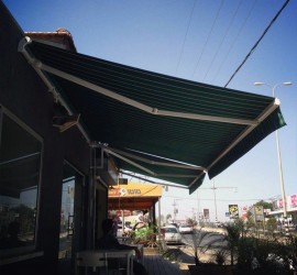 סוכך דופן שנפתח באמצעות מנוע חשמלי