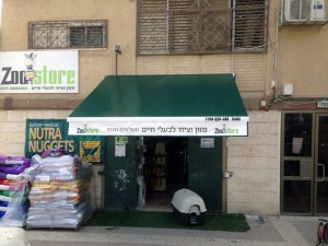 סוכך דופן שנפתח באמצעות מנוע חשמלי